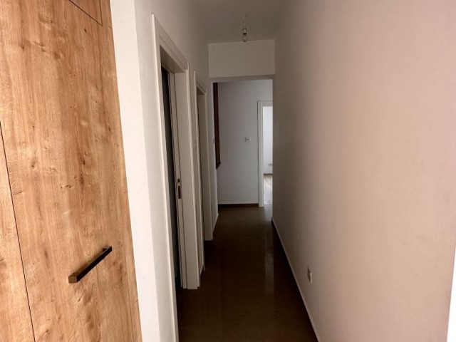 Unsere 120 m2 große Wohnung mit 3 Schlafzimmern und 2. Etage steht in der Gegend von Gönyeli zum Verkauf