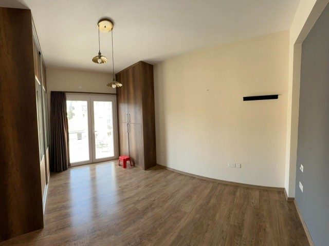 1+1 möblierte, sehr saubere Wohnung zur Miete gegenüber dem Merit Hotel in der Region Yenişehir
