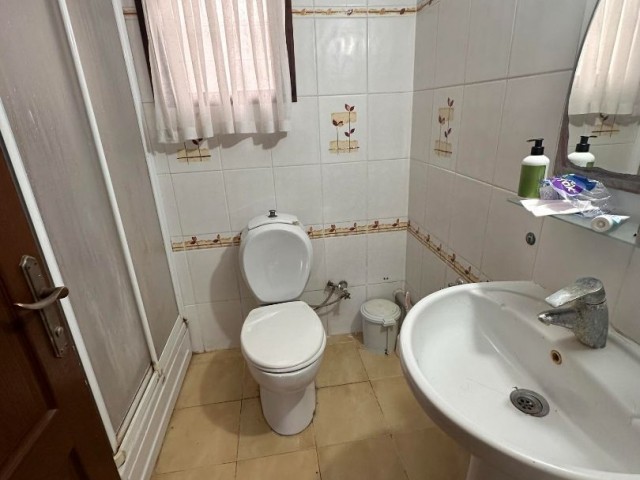 Küçük Kaymaklı Bölgesinde 3 Yatak Odası ,2 Salon  ve  4 Balkona Sahip Geniş Daire Full Eşyalar ile Birlikde Satılık