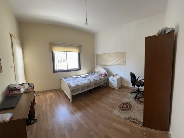 Geräumige Wohnung mit 3 Schlafzimmern, 2 Wohnzimmern und 4 Balkonen in der Gegend von Küçük Kaymaklı, komplett möbliert zu verkaufen
