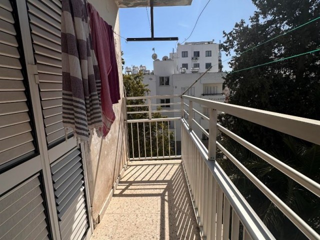 Geräumige Wohnung mit 3 Schlafzimmern, 2 Wohnzimmern und 4 Balkonen in der Gegend von Küçük Kaymaklı, komplett möbliert zu verkaufen