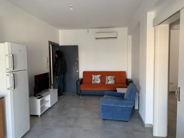 2+1 möblierte Penthouse-Wohnung zur Miete in der Gegend von Küçük Kaymaklı gegenüber dem Çangar Moto