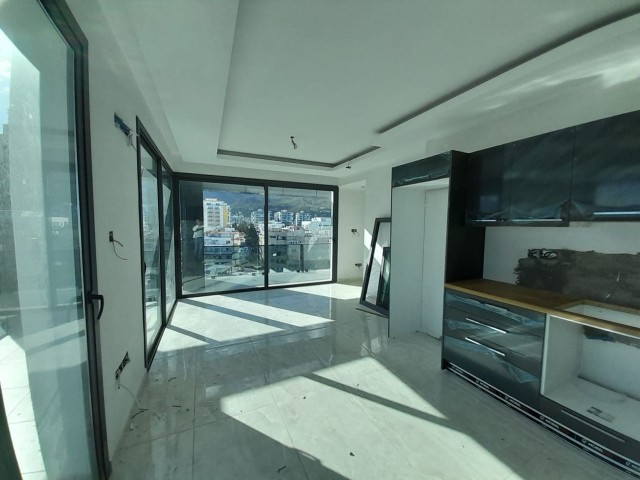 آپارتمان پنت هاوس 2+1 با دید دریا برای فروش در مرکز منطقه گیرنه