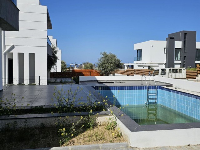 Girne Alsancak Bölgesinde Merit Royal Hotel Üst Taraafı 3 Yatak Odalı Havuzlu Son Villa Satılık   