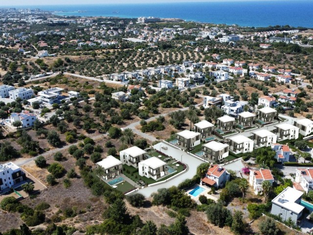 Poolvilla mit 4 Schlafzimmern und 400 m2 Grundstück in der Region Kyrenia Çatalköy zu verkaufen