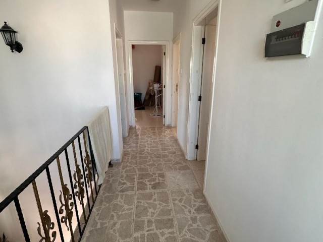 Unsere 200 m2 große Villa auf einem 800 m2 großen Grundstück in fußläufiger Entfernung zum Meer in der Region Kyrenia Çatalköy steht zum Verkauf