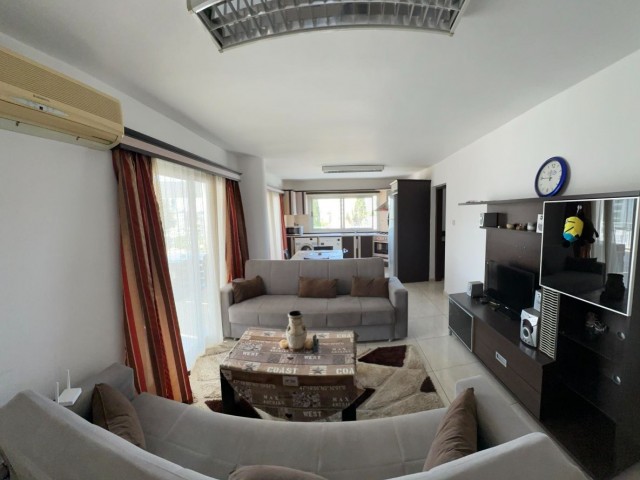 Region Yenişehir gegenüber dem Merit Hotel 2+1 voll möblierte Penthouse-Wohnung zur TÄGLICHEN Vermietung
