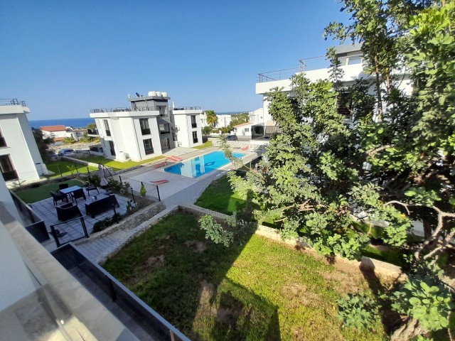 Liegt in Girne Çatalköy, innerhalb eines Komplexes, mit 2 Swimmingpools, 90 m² privater Terrasse, 2+1, möblierter 1. Etage