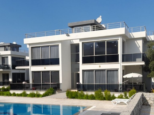Liegt in Girne Çatalköy, innerhalb eines Komplexes, mit 2 Swimmingpools, 90 m² privater Terrasse, 2+1, möblierter 1. Etage