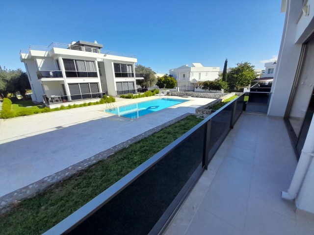 2 yüzme havuzlu sitede, Girne Çatalköy’de, 100 m² bahçeli, 2+1, eşyalı bahçe katı