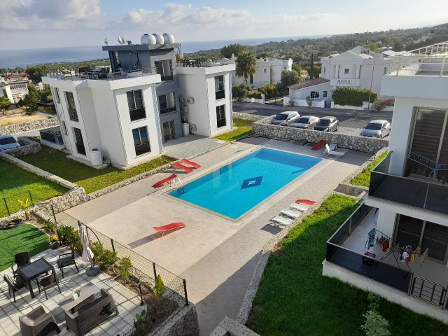 In einem Komplex mit 2 Swimmingpools, in Kyrenia Çatalköy, 90 m² private Terrasse, 2+1, möbliert, 1. Etage