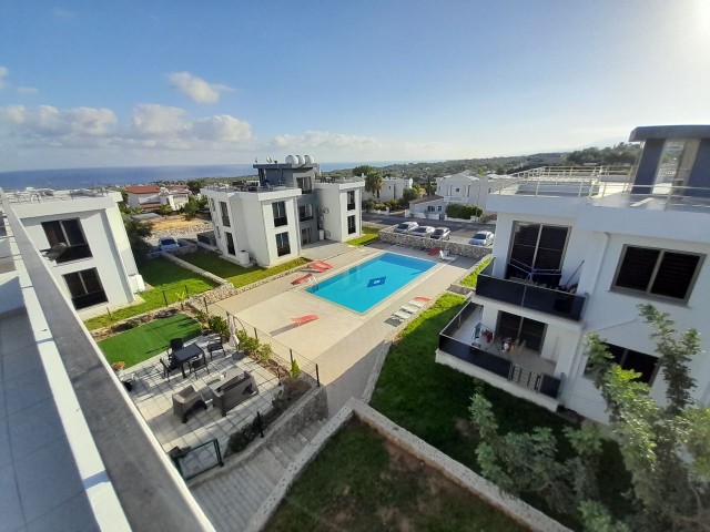 Mit 2 Swimmingpools, auf einem 3 Jahre alten Grundstück, in Kyrenia Çatalköy, 90 m² private Terrasse, 2+1, möblierte 1. Etage