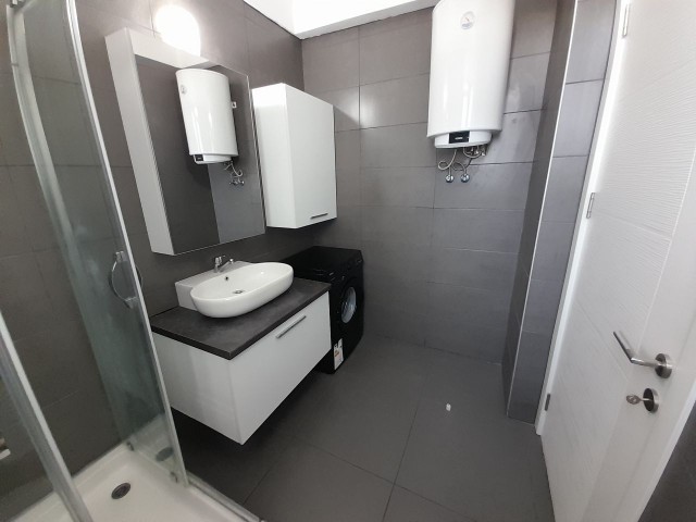 Liegt in Girne Çatalköy, innerhalb eines Komplexes, mit 2 Swimmingpools, 90 m² privater Terrasse, 2+1, möblierter 1. Etage