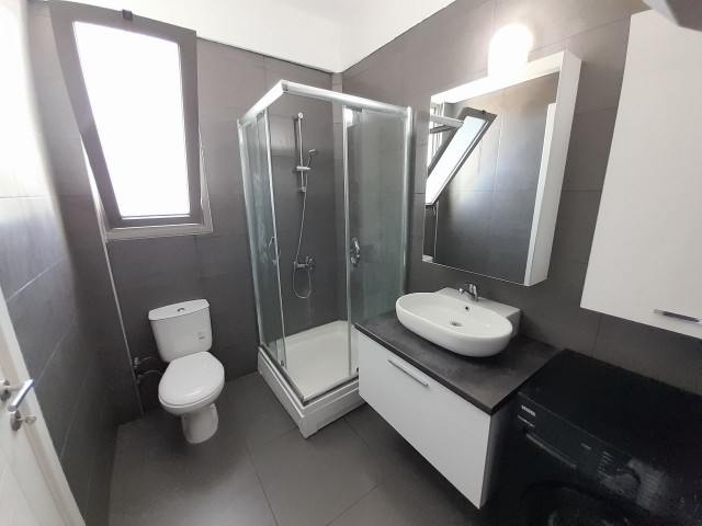 Liegt in Girne Çatalköy, innerhalb eines Komplexes, mit 2 Swimmingpools, 90 m² privater Terrasse, 2+1, möblierter 1. Etage