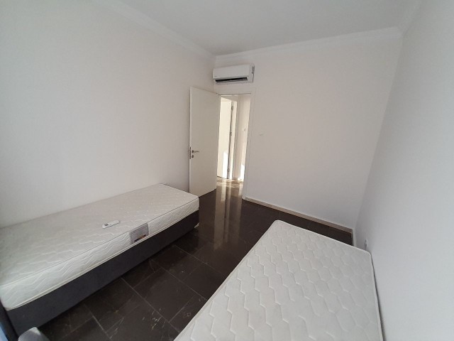 Liegt in Girne Çatalköy, innerhalb eines Komplexes, mit 2 Swimmingpools, 90 m² privater Terrasse, 2+1, möblierter 1. Etage