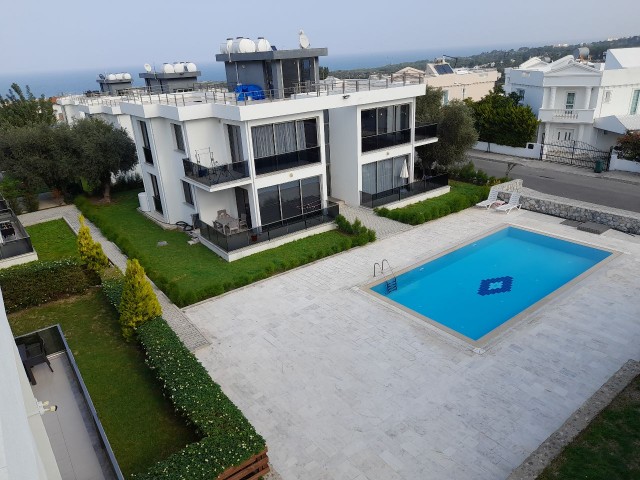 Liegt in Girne Çatalköy, innerhalb eines Komplexes, mit 2 Swimmingpools, 90 m² privater Terrasse, 2+1, möblierter 1. Etage