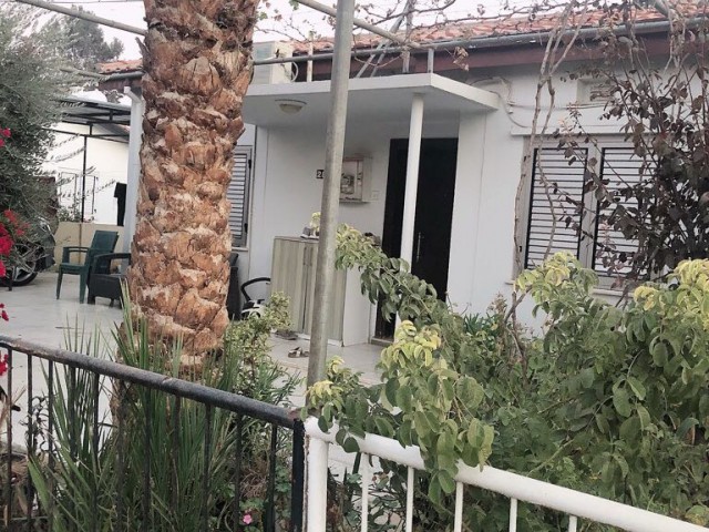 Ausgezeichnete Lage in Nikosia Gallipoli 300 M2 grundstück zu verkaufen 120 M2 Garten 2 + 1 Einfamilienhaus.. 90533 859 21 66 ** 