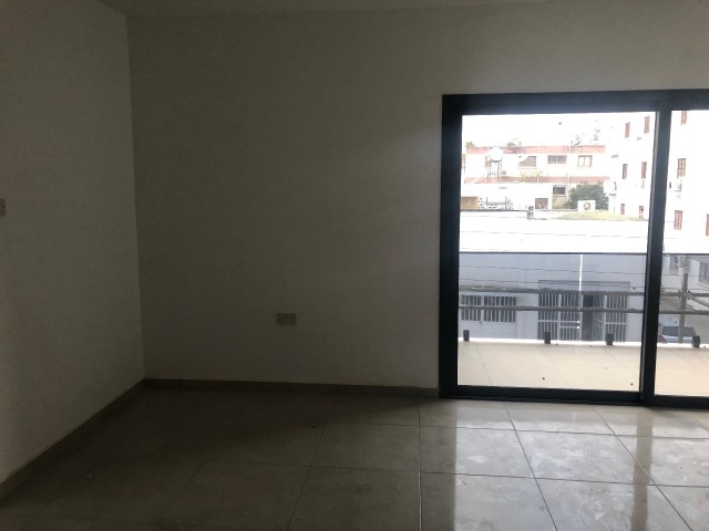 LEFKOŞA/GÖNYELİ DE ANA CADDE ÜZERİ TİCARİ İZİNLİ SIFIR SATILIK 2+1 OFİS/DAİRE..