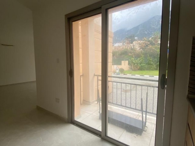 NULL 2+1 WOHNUNG ZUM VERKAUF MIT BLICK AUF DEN POOL IN KYRENIA/LAPTA..90533 859 21 66 ** 