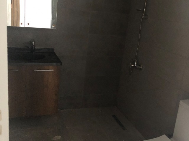 KÜÇÜKKAYMAKLI DA LÜX TÜRK MALI EBEVEYN BANYO/WC LI SATILIK SIFIR 2+1 DAİRE..