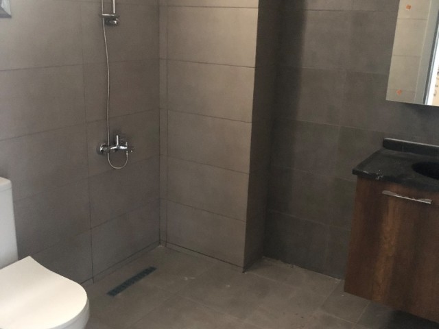 KÜÇÜKKAYMAKLI DA LÜX TÜRK MALI EBEVEYN BANYO/WC LI SATILIK SIFIR 2+1 DAİRE..