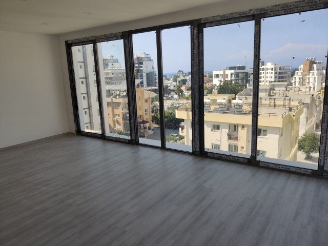 ✨✨GİRNE'NİN MERKEZİ LOKASYONUNDA KAR MARKET BÖLGESİNDE ASANSÖRLÜ GENİŞ FERAH TERASIYLA ŞEHRİN MANZARASINA TANIKLIK ETTİRECEK SATILIK 3+1 PENTHOUSE DAİRE✨✨✨