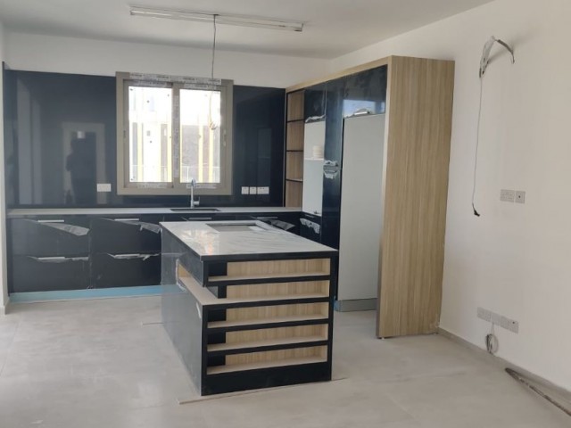 ✨✨GİRNE'NİN MERKEZİ LOKASYONUNDA KAR MARKET BÖLGESİNDE ASANSÖRLÜ GENİŞ FERAH TERASIYLA ŞEHRİN MANZARASINA TANIKLIK ETTİRECEK SATILIK 3+1 PENTHOUSE DAİRE✨✨✨