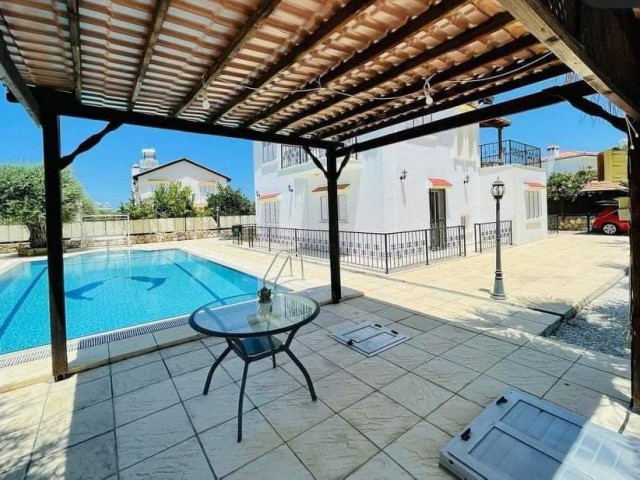 ✨✨NAHE DER STADT IN GIRNE, OZANKÖY, LUXURIÖSE VILLA MIT 4 SCHLAFZIMMERN, PRIVATEM POOL, KOMPLETT MÖBLIERTER, KLIMATISIERTER NATÜRLICHER GRÜNBLICK ✨✨