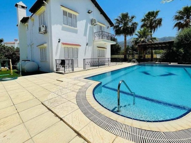 ✨✨NAHE DER STADT IN GIRNE, OZANKÖY, LUXURIÖSE VILLA MIT 4 SCHLAFZIMMERN, PRIVATEM POOL, KOMPLETT MÖBLIERTER, KLIMATISIERTER NATÜRLICHER GRÜNBLICK ✨✨