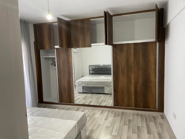 GİRNE MERKEZ'DE EN GÖZDE MUHİTİNDE HER YERE YAKIN KONUMDA FULL YENİ EŞYALI VE BAKIMLI ASANSÖRLÜ BİNANIN 2. KATINDA 95 M2 2+1 FIRSAT DAİRE...MUTFAKTA SİYAH BULAŞIK MAKİNESİ, ANKASTRE SET, YATAK ODASINDA GENİŞ GİYSİ DOLABI, HER ODADA KLİMA