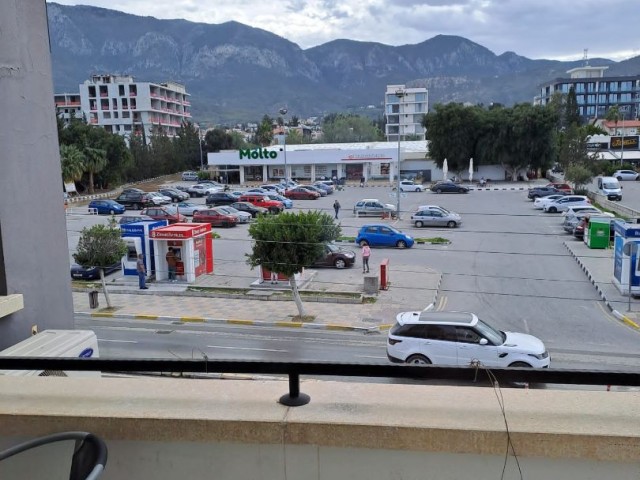 IN DER NÄHE VON ÜBERALL IM HERZEN DER STADT IM ZENTRUM DER STADT, UM ALLE IHRE BEDÜRFNISSE MIT VOLLER AUSSTATTUNG AUF DER HAUPTSTRASSE MIT EINER GROSSEN TERRASSE AUF DER HAUPTSTRASSE WERDEN SIE ZEUGE DER AUSSICHT AUF DIE STADT AUF DER TERRASSE TÄGLICH VERMIETET 1+1 GEPFLEGTE WOHNUNG. . . KLIMAANLAGE