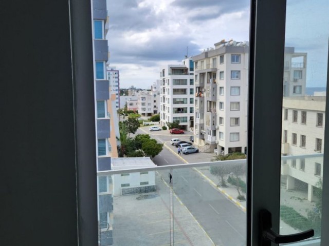 GELEGENHEIT WOHNUNG AUF EINEM AUFZUG GEBÄUDE IN GEHWEITE ZUM MEER IN DER REGION KASHGAR, EINER DER BELIEBTESTEN ORTE VON GUINEA.  BRANDNEUE MÖBLIERTE 2+1 WOHNUNG MIT VIELEN VORTEILEN WIE BALKON MIT BLICK AUF DIE STADT, LCD-BILDSCHIRM TV, INVERTER-KLIMAANLAGE, DUSCHKABINE. . . 