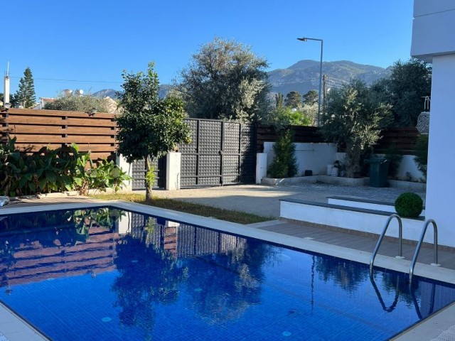 5+1 villa with pool for sale in Kyrenia Ozanköy region