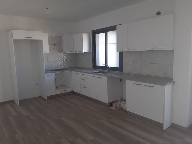 NORDZYPERN FAMAGUSA CANAKKALE UNMÖBLIERTE 2+1 WOHNUNG