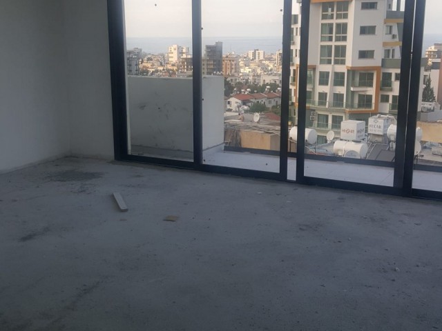 GİRNE MERKEZ'DE DAĞ VE DENİZ MANZARALI 3+1 SATLIK PENTHOUSE