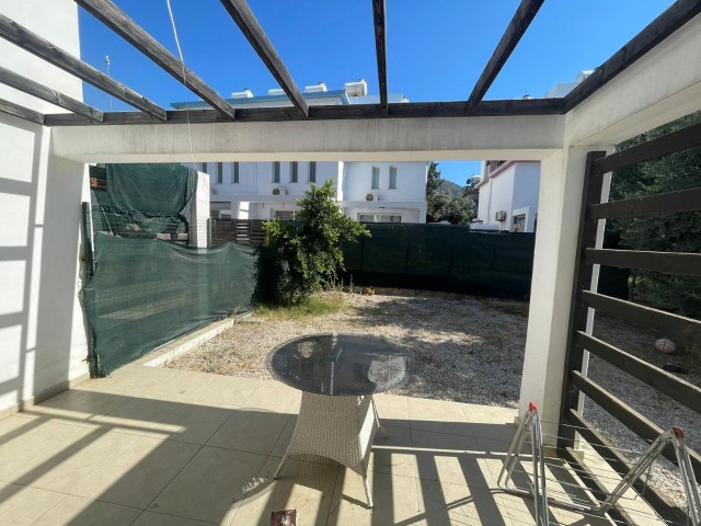 VOLL MÖBLIERT, GARTEN ,1+1 DOPPEL LLOGARA APARTMENT ZUM VERKAUF IN DER NÄHE DER AMERIKANISCHEN UNIVERSITÄT VON KYRENIA !! ** 