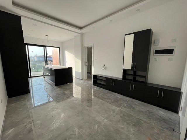 LEFKOŞA GÖNYELİ'DE TERASINDA ÖZEL JAKUZİLİ SATILIK LÜKS 2+1 PENTHOUSE !!