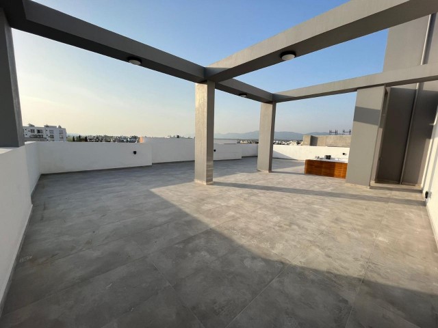 LEFKOŞA GÖNYELİ'DE TERASINDA ÖZEL JAKUZİLİ SATILIK LÜKS 2+1 PENTHOUSE !!