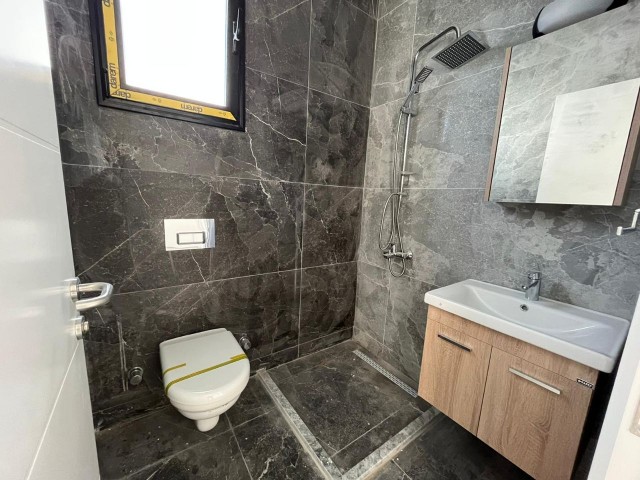 LEFKOŞA GÖNYELİ'DE TERASINDA ÖZEL JAKUZİLİ SATILIK LÜKS 2+1 PENTHOUSE !!