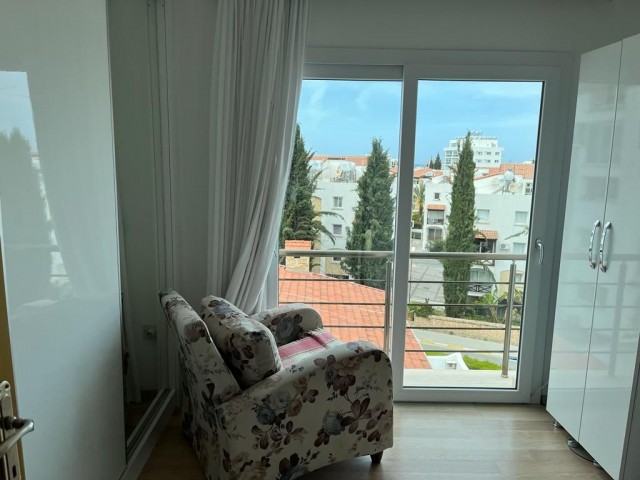 GİRNE MERKEZ'DE PANORAMİK MANZARALI FULL EŞYALI SATILIK 3+1 DAİRE !!