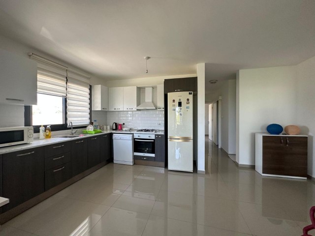 2+1 PENTHOUSE ZUM VERKAUF IN BELLAPAIS, KYRENIA MIT BERG- UND MEERBLICK!!