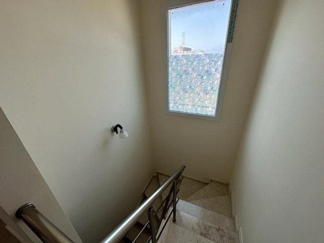 3+1 DUPLEX-WOHNUNG ZU VERKAUFEN MIT BERG- UND MEERBLICK IM ZENTRUM VON KYRENIA!!