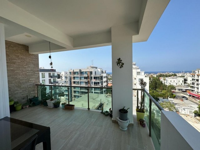 3+1 DUPLEX-WOHNUNG ZU VERKAUFEN MIT BERG- UND MEERBLICK IM ZENTRUM VON KYRENIA!!