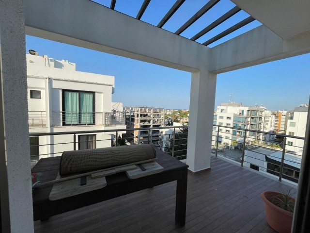 2+1 PENTHOUSE ZU VERKAUFEN MIT BERG- UND MEERBLICK IM KYRENIA CENTER!!