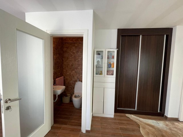 GİRNE MERKEZ'DE DAĞ VE DENİZ  MANZARALI SATILIK 2+1 PENTHOUSE !!