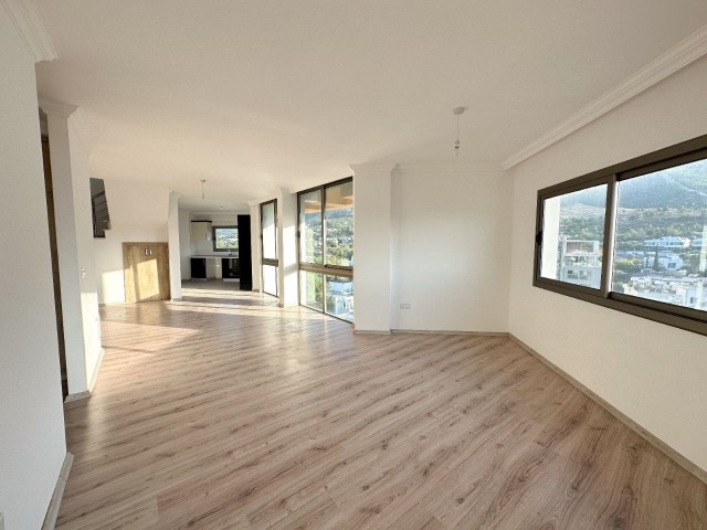 2+1 DUPLEX-PENTHOUSE-WOHNUNG MIT EINZIGARTIGEM BERG- UND MEERBLICK IM ZENTRUM VON KYRENIA!!