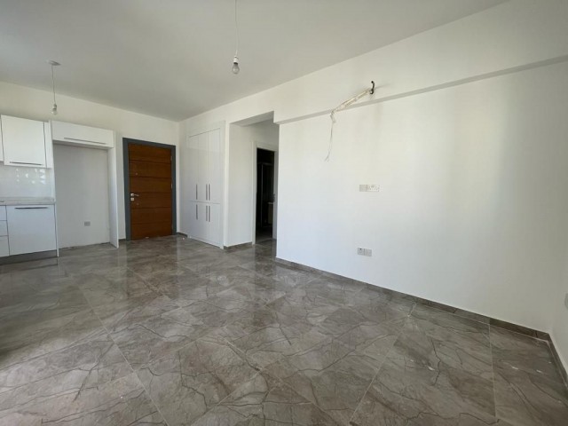 1+1 WOHNUNG ZUM VERKAUF AUF EINEM GRUNDSTÜCK MIT POOL IN GIRNE ALSANCAK!!