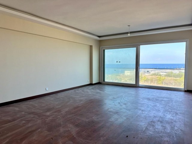 آپارتمان 3+1 برای فروش با منظره دریا بدون وقفه در یک مجتمع ساحلی در مرکز کرنیا!!