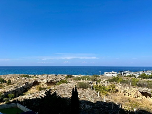 3+1 WOHNUNG ZU VERKAUFEN MIT UNUNTERBROCHENEM MEERBLICK IN EINEM KOMPLEX AM MEER IM ZENTRUM VON KYRENIA!!