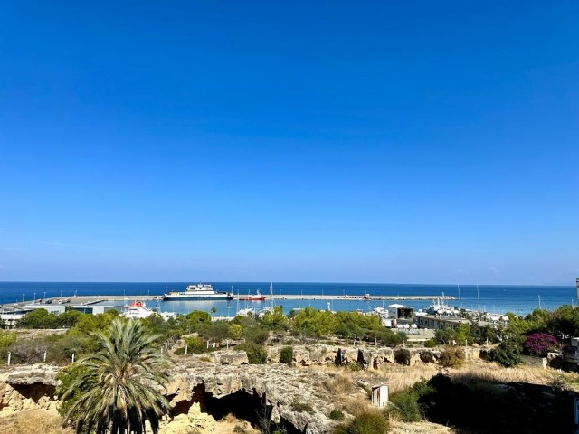 3+1 WOHNUNG ZU VERKAUFEN MIT UNUNTERBROCHENEM MEERBLICK IN EINEM KOMPLEX AM MEER IM ZENTRUM VON KYRENIA!!